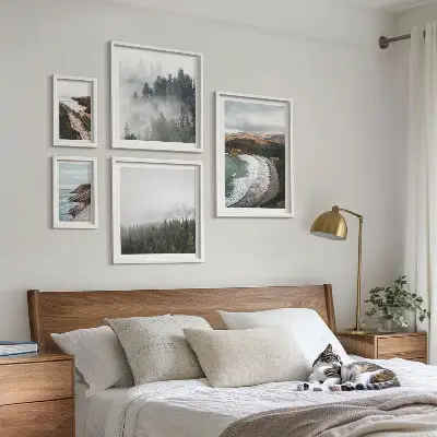 Tavelvägg med 5 tavlor kustlandskap och bergskogar