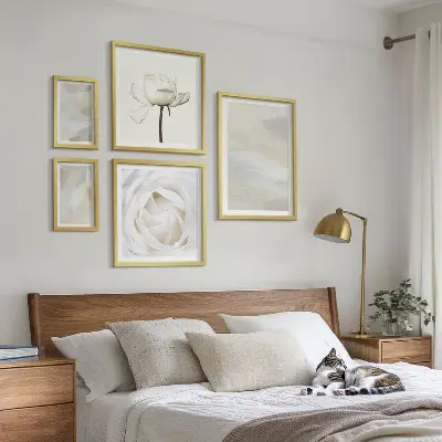 Tavelset väggdekoration blommiga inspirationer i vitt