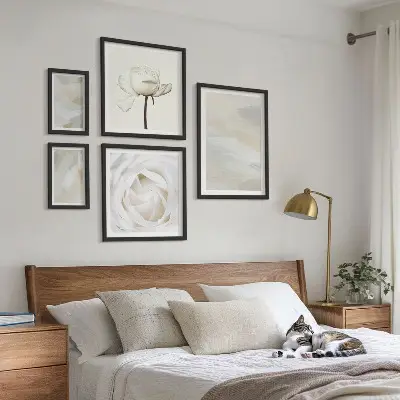 Tavelset väggdekoration blommiga inspirationer i vitt