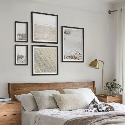 Tavelvägg med 5 tavlor med minimalistiska strandmotiv