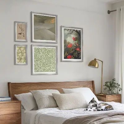 Tavelvägg med 5 tavlor med motiv av blommor och fåglar