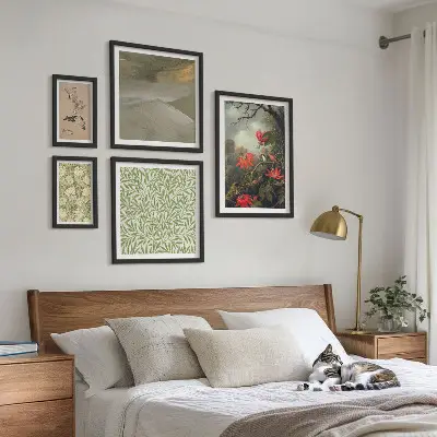 Tavelvägg med 5 tavlor med motiv av blommor och fåglar