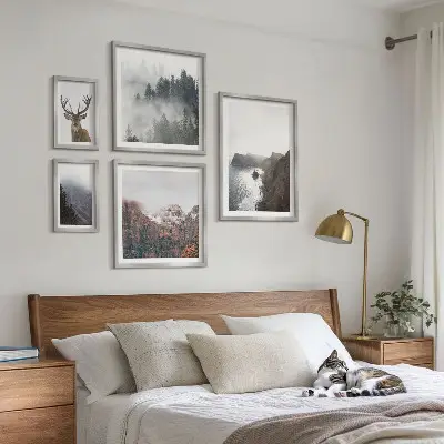 Tavelvägg med 5 tavlor med motiv av vilda djur och landskap