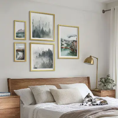 Tavelvägg med 5 tavlor motiv av bergslandskap, stugor och vatten