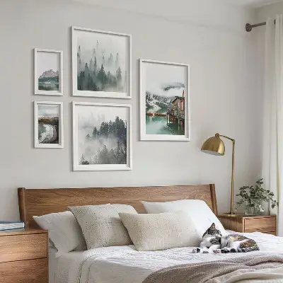 Tavelvägg med 5 tavlor motiv av bergslandskap, stugor och vatten