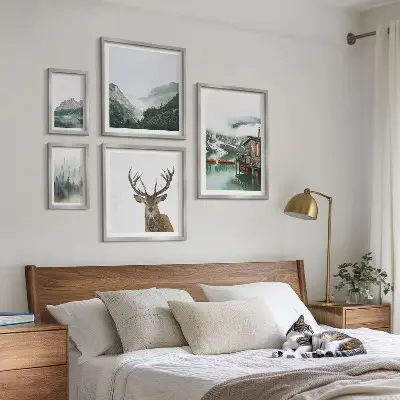 Tavelvägg med 5 tavlor med motiv av bergslandskap i naturen