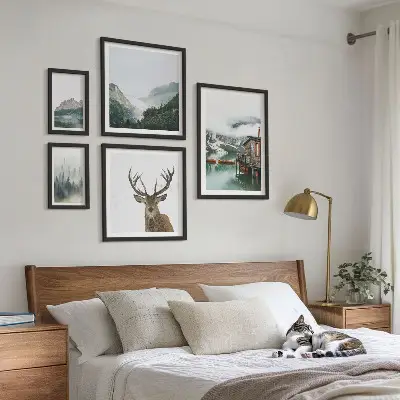 Tavelvägg med 5 tavlor med motiv av bergslandskap i naturen