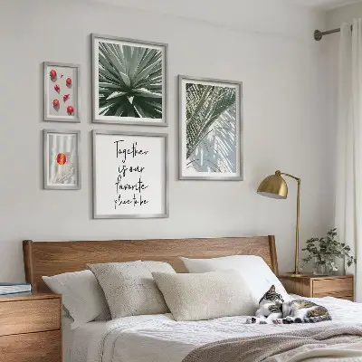Tavelvägg med 5 tavlor i bohostil med motiv av växter, frukter och tropiska inslag