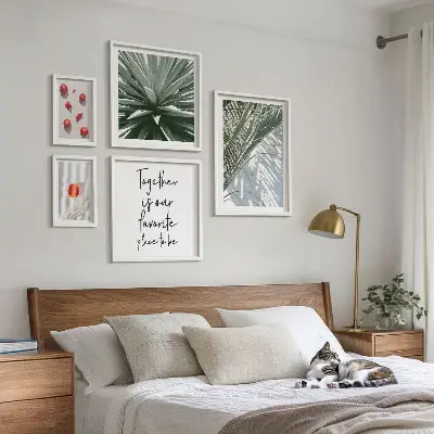 Tavelvägg med 5 tavlor i bohostil med motiv av växter, frukter och tropiska inslag