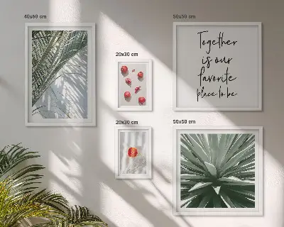 Tavelvägg med 5 tavlor i bohostil med motiv av växter, frukter och tropiska inslag