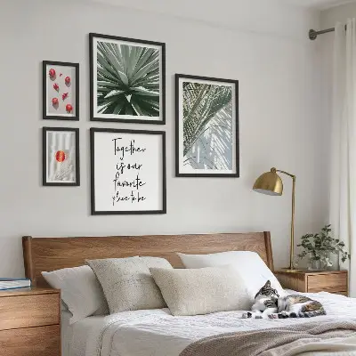 Tavelvägg med 5 tavlor i bohostil med motiv av växter, frukter och tropiska inslag