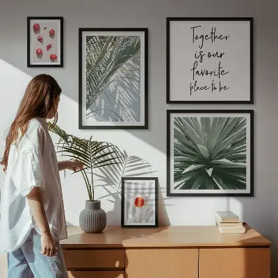 Tavelvägg med 5 tavlor i bohostil med motiv av växter, frukter och tropiska inslag
