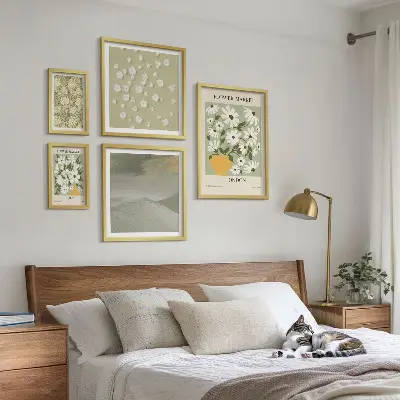 Tavelvägg med 5 tavlor med blommiga urbana motiv