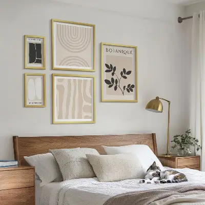 Tavelvägg med 5 tavlor med snygg växtgrafik