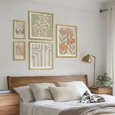 Tavelvägg med 5 tavlor med blommönster i London och Paris bohemisk stil