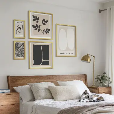 Tavelvägg med 5 tavlor med snygg minimalistisk grafik i linjer