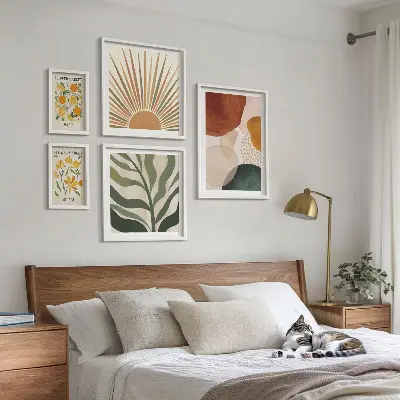 Tavelvägg med 5 tavlor med snygg växtgrafik och geometri