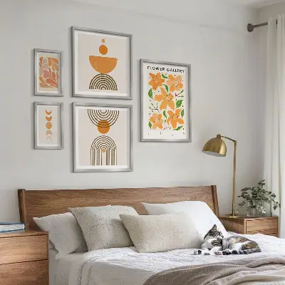 Tavelvägg med 5 tavlor med motiv av blommor och geometri
