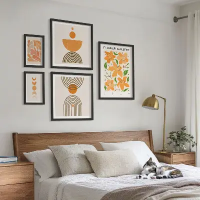 Tavelvägg med 5 tavlor med motiv av blommor och geometri