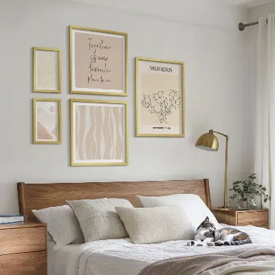 Tavelvägg med 5 tavlor i modern minimalistisk stil