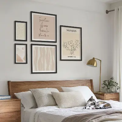 Tavelvägg med 5 tavlor i modern minimalistisk stil