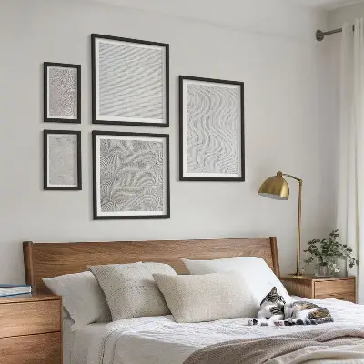 Tavelvägg med 5 tavlor med geometriska sandmönster