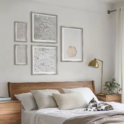 Tavelset väggdekoration med ljusa sandtexturer i boho-stil