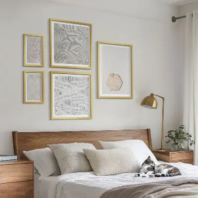 Tavelset väggdekoration med ljusa sandtexturer i boho-stil
