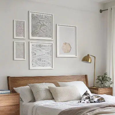 Tavelset väggdekoration med ljusa sandtexturer i boho-stil