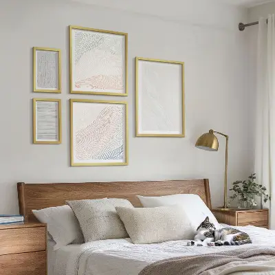 Tavelvägg med 5 tavlor med motiv av ljusa strukturer och strängmönster