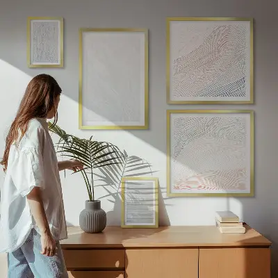 Tavelvägg med 5 tavlor med motiv av ljusa strukturer och strängmönster