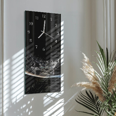 Vertikal klocka i glas Vatten