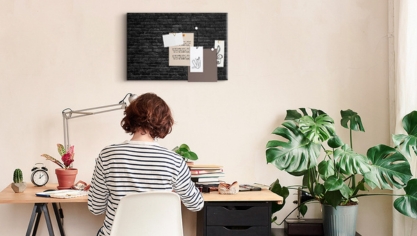 Vad ska man sätta på väggen bredvid skrivbordet? Guide