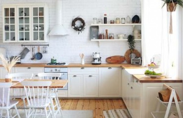 Elegant köksdesign, det vill säga ett vitt kök med bänkskiva i trä