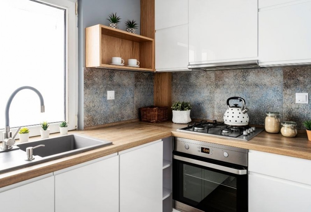 vitt kök med bänkskiva i trä