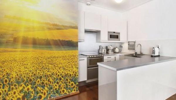 Ett litet kök dekorerat med idéer